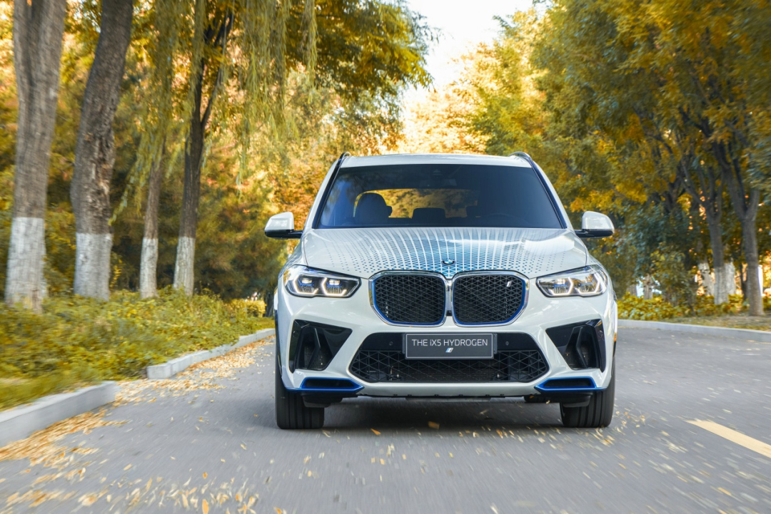 钟观 | BMW iX5 氢燃料电池车，动作“氢”，水花大