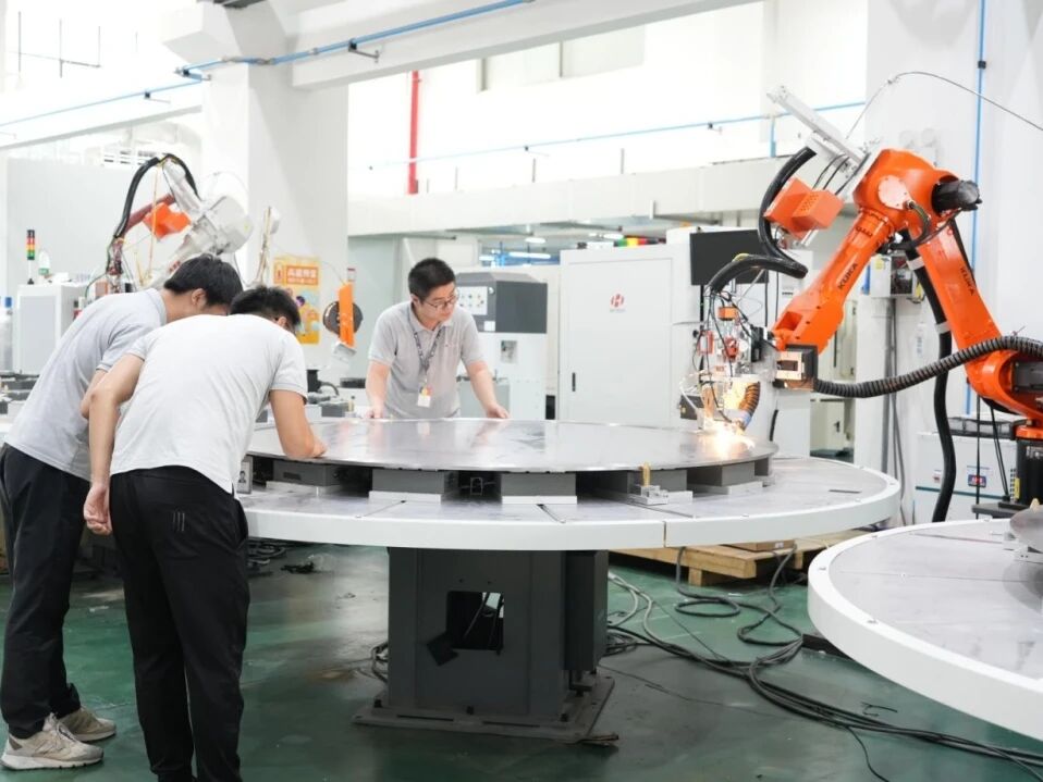 6.5m超长轨迹0.05mm级识别，华工激光V3.0碱槽焊接系统持续交付，实力上新！